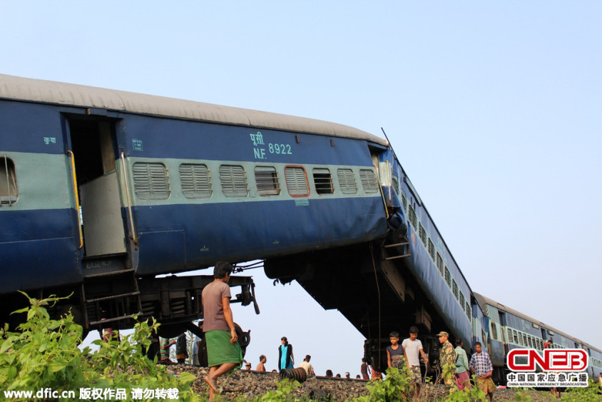 图为印度火车脱轨现场