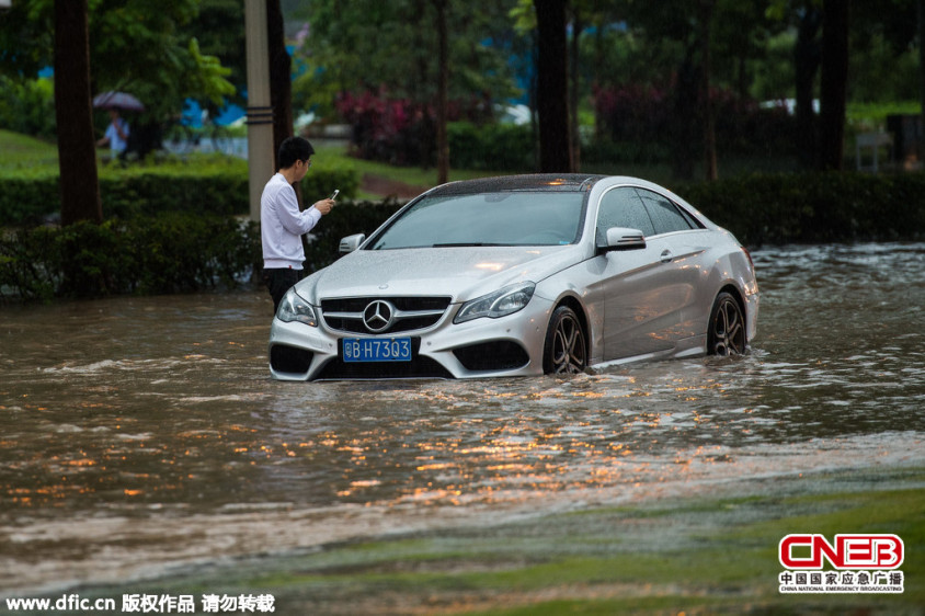 深圳暴雨道路积水严重 多车被困水中央 