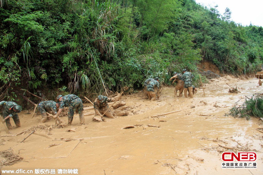 武警正在徒手清理道路