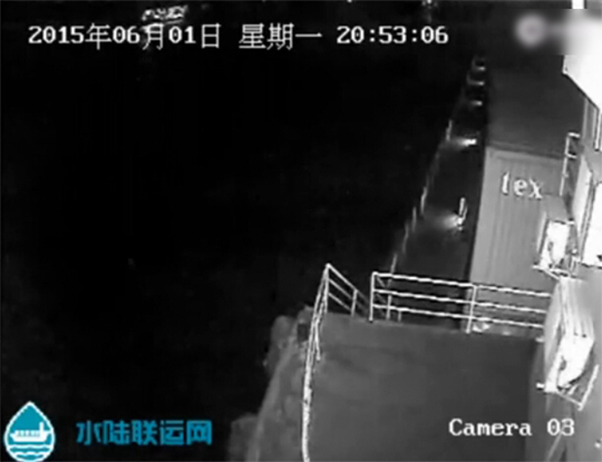 据技术人员分析，视频中左上角驶过的四层航船就是“东方之星”。