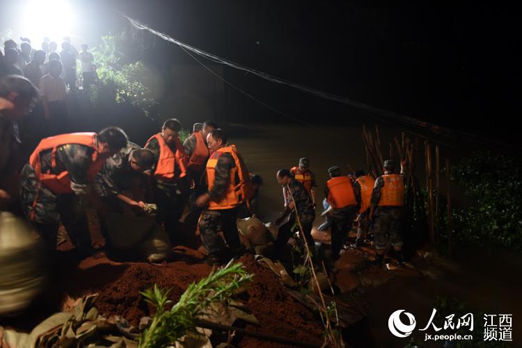 江西进贤一涵管闸板发生漏水，5个村庄千名群众疏散。图为该县防总组织人员抢修。