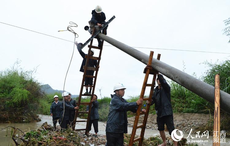 修水縣石坪村電力搶修忙