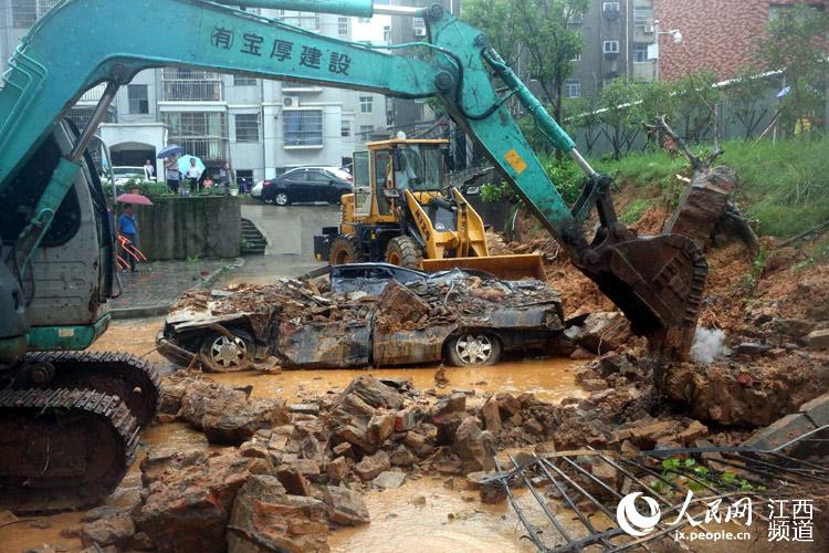 南昌新建縣一學(xué)校家屬宿舍區(qū)圍墻倒塌，兩輛小車被砸扁。