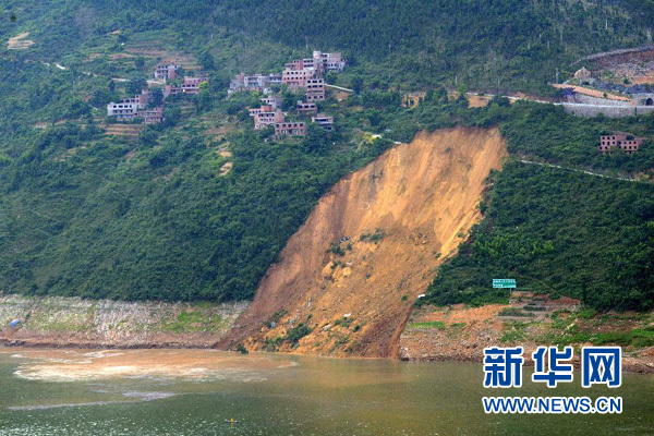 重庆巫山突发大规模山体滑坡