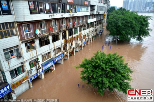 2015年6月25日，四川达州城区滨河路旁的商铺被洪水侵淹。
