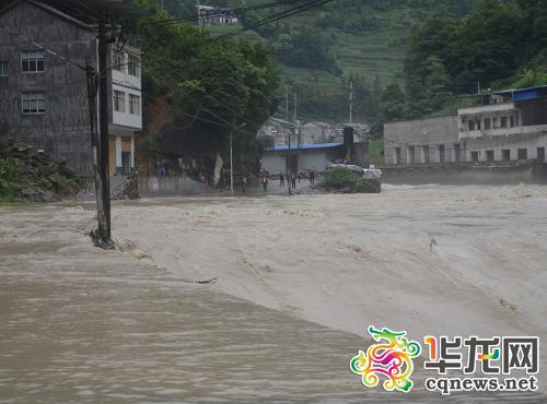 山洪暴发造成当地交通中断。 通讯员 刘国芳 摄