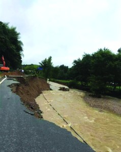 山洪冲毁道路