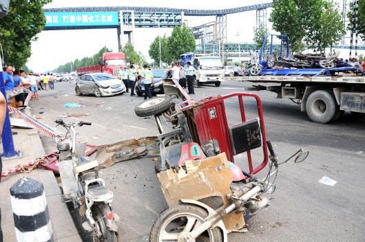 27日下午，在德州市區(qū)，一輛大貨車沖向鐵路道口等待火車通過的行人車輛，造成2死8傷。