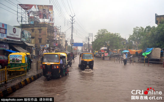 印度多地暴雨成灾 已致80多人死亡(组图) 　当地时间2015年6月29日，印度多地暴雨成灾，引发洪水，已造成至少81人遇难，近万人逃离家园。图片来源：Sipa Photo