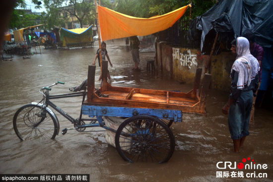 印度多地暴雨成灾 已致80多人死亡(组图) 　当地时间2015年6月29日，印度多地暴雨成灾，引发洪水，已造成至少81人遇难，近万人逃离家园。图片来源：Sipa Photo