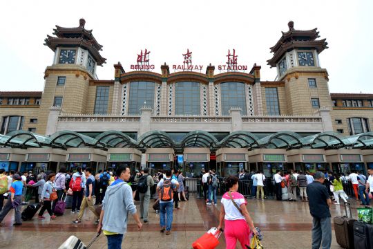 6月30日，旅客在北京火車站進站乘車。