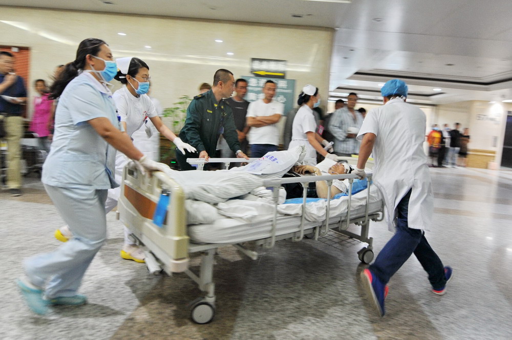 7月2日，医护人员将事故伤者转移到吉林大学第一医院进行治疗。7月2日，医护人员将事故伤者转移到吉林大学第一医院进行治疗。