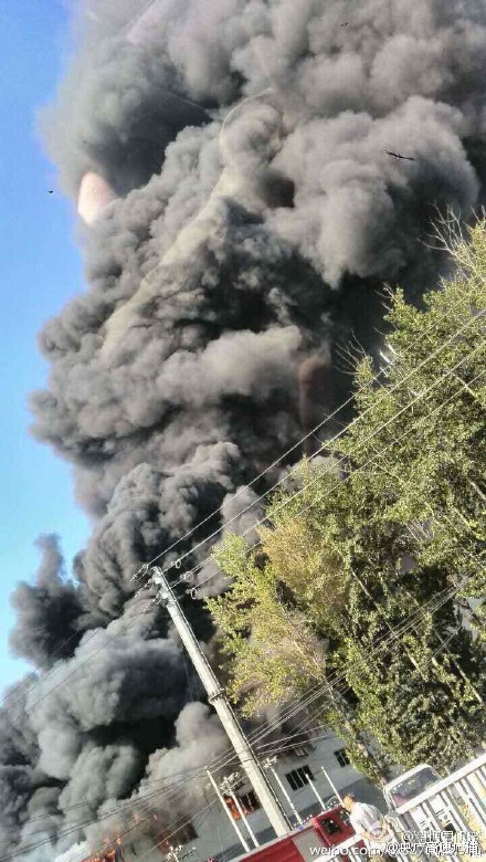 据北京消防消息：目前，北京通州区马驹桥镇大松垡家具厂着火。