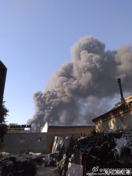 据北京消防消息：目前，北京通州区马驹桥镇大松垡家具厂着火。