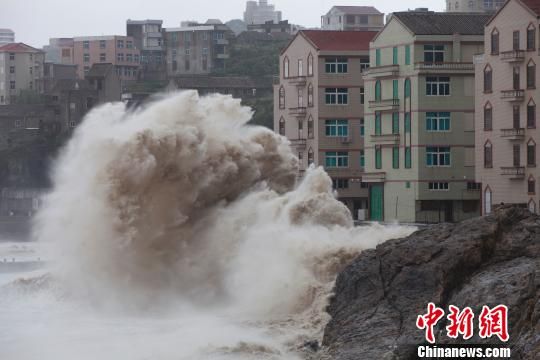 温岭沿海大风 王齐华 摄 