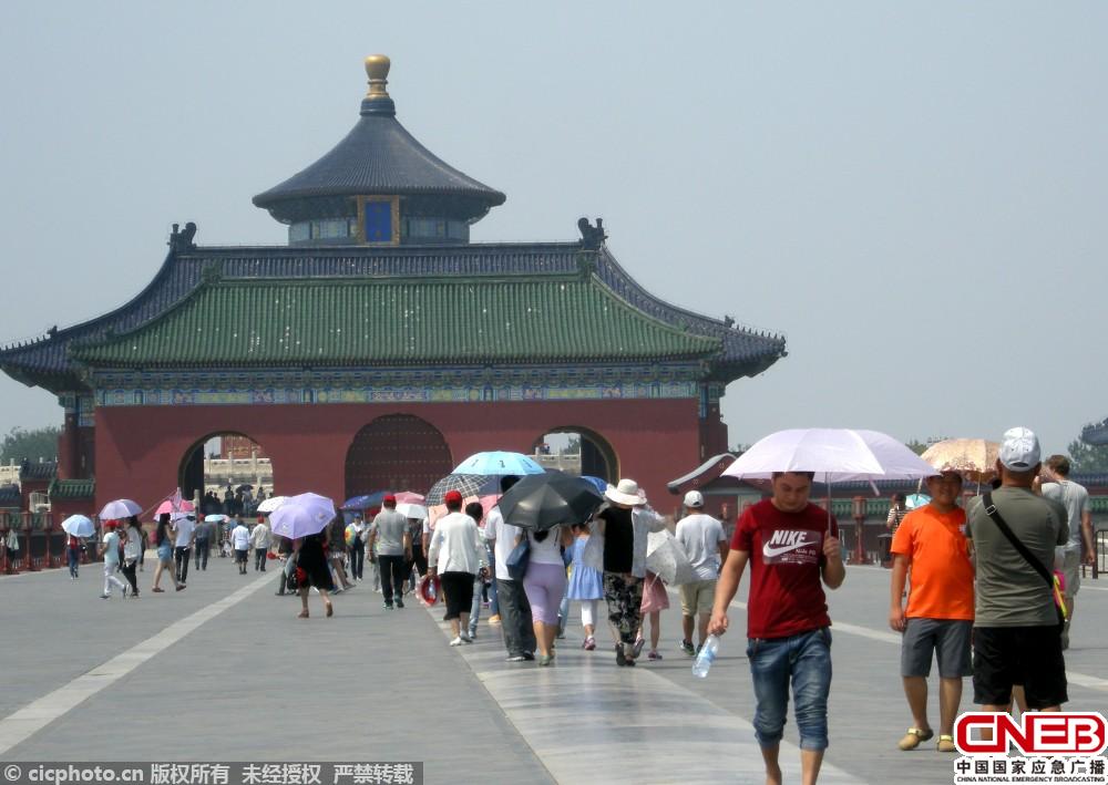 游客頂著烈日在北京天壇公園游玩。