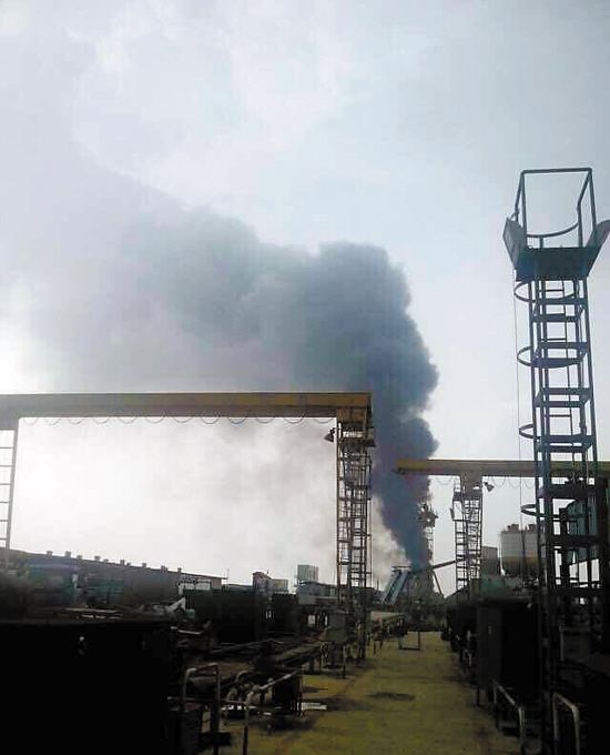 今天上午8时30分，南沙区万顷沙华鸿炼油厂发生火灾