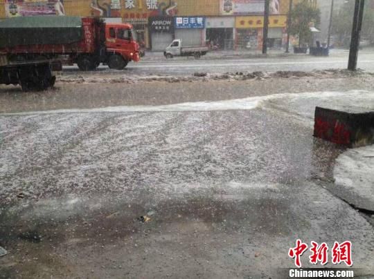  四川省廣元市旺蒼縣城和多個鄉(xiāng)鎮(zhèn)遭遇雷電、短時強降雨和冰雹襲擊