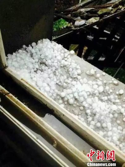 四川省广元市旺苍县城和多个乡镇遭遇雷电、短时强降雨和冰雹袭击