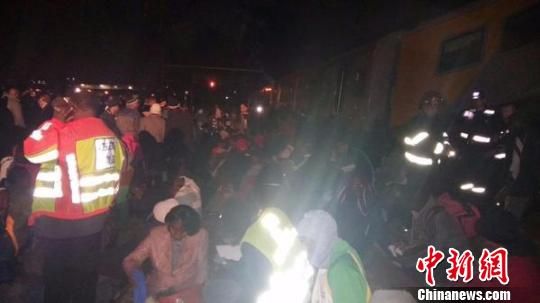  7月17日晚，南非约翰内斯堡市发生一起两列火车相撞事故，至少有150人在事故中受伤。 ER24 摄