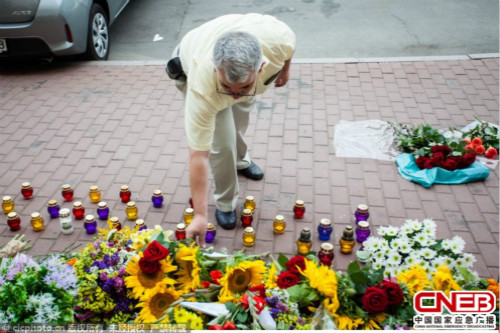 人们在乌克兰基辅荷兰驻乌克兰使馆前悼念马航失事遇难者