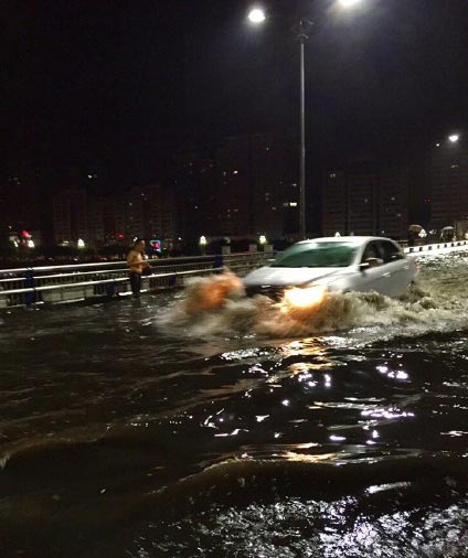 雨后汽車在積水中開過(guò)