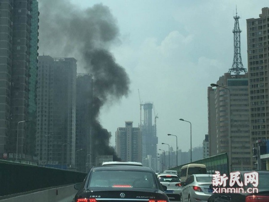 上海一高架发生轿车自燃目击者称未造成人员伤亡