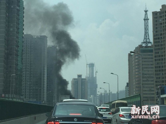 上海一高架發(fā)生轎車自燃目擊者稱未造成人員傷亡