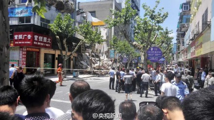 人民网北京7月27日电 据中央电视台新闻中心官方微博消息，今天中午12:10左右，浙江省富阳市心北路10号楼发生倒塌，伤亡情况不详，具体倒塌原因正在调查中。