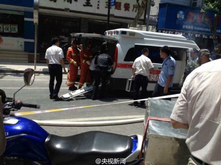人民网北京7月27日电 据中央电视台新闻中心官方微博消息，今天中午12:10左右，浙江省富阳市心北路10号楼发生倒塌，伤亡情况不详，具体倒塌原因正在调查中。