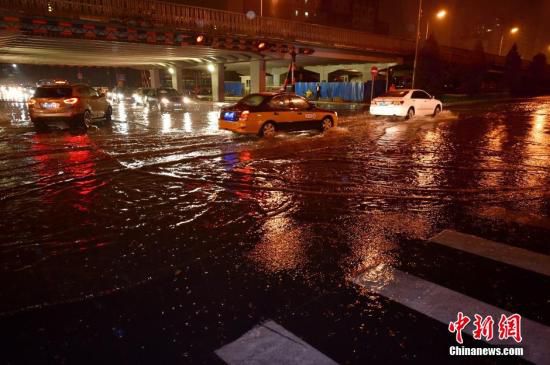 7月27日晚，北京城区出现短时强降水。当晚20时17分，北京市气象台发布暴雨黄色预警，预计未来3小时全市大部分地区将出现小时雨量30毫米以上的短时强降水。中新网记者 金硕 摄