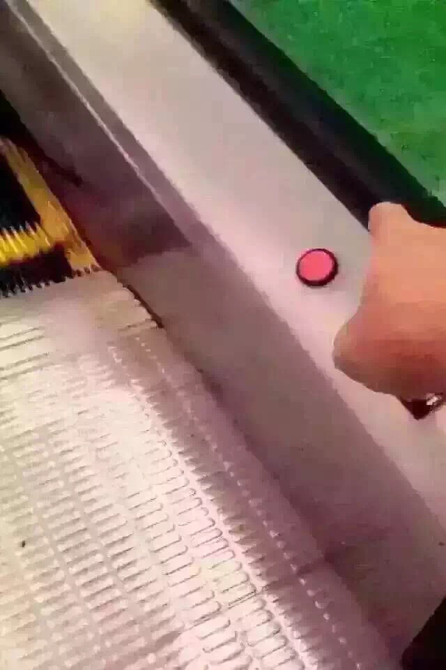 红色按钮为电梯停运键