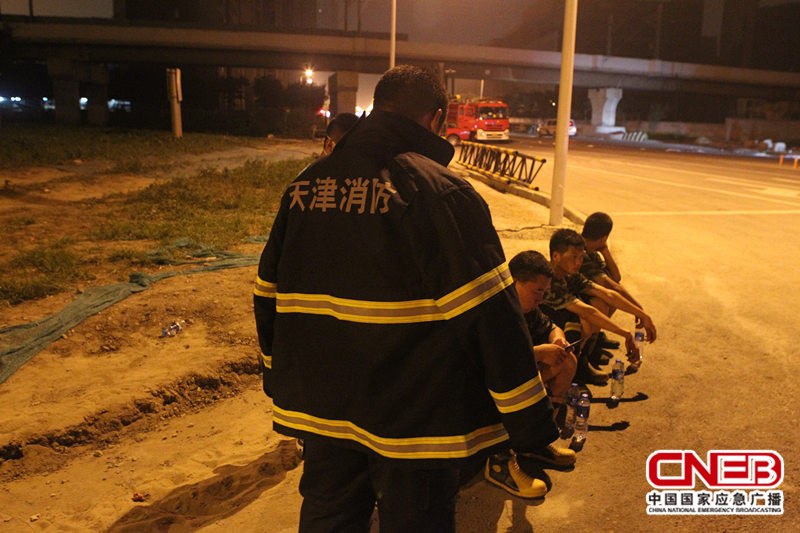 疲惫不堪的消防官兵依然坚守在救援一线。