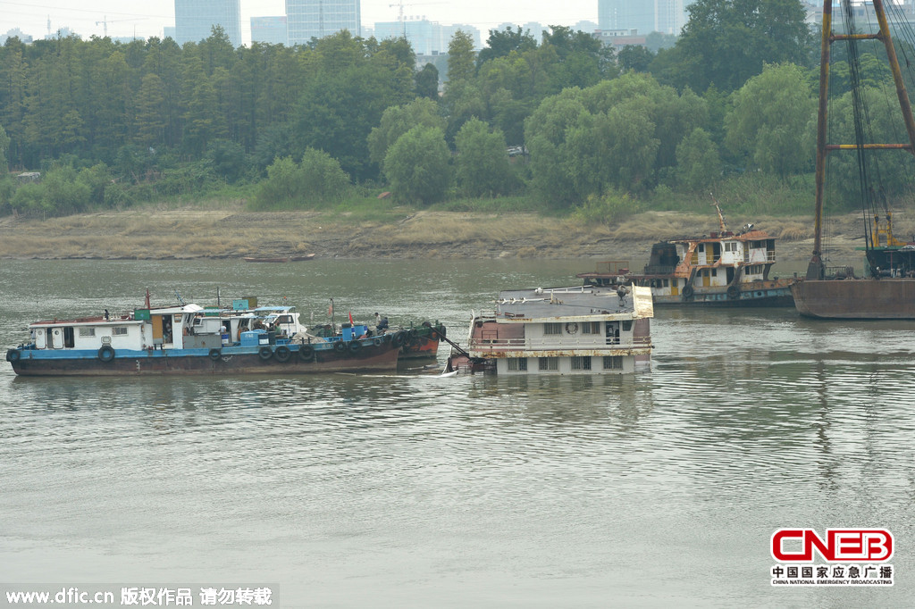 8月14日，一艘从湖南装载2500吨砂子的机动货船发生漏水随后侧翻，只剩船首和船尾露出水面。 