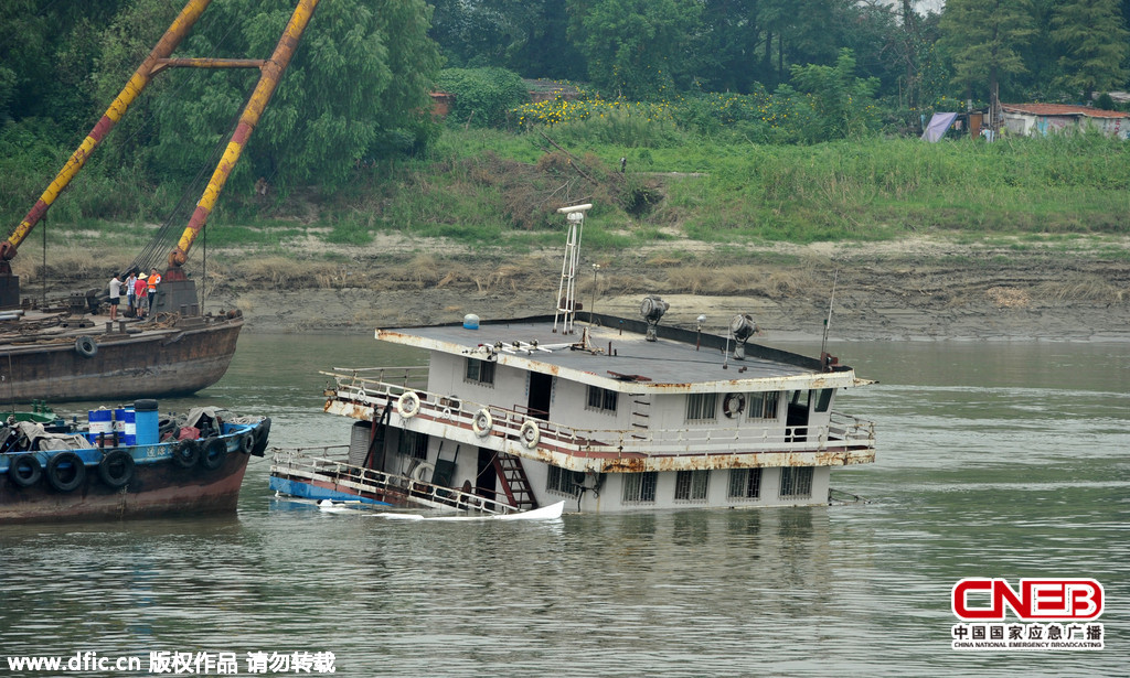 8月14日，一艘从湖南装载2500吨砂子的机动货船发生漏水随后侧翻，只剩船首和船尾露出水面。 