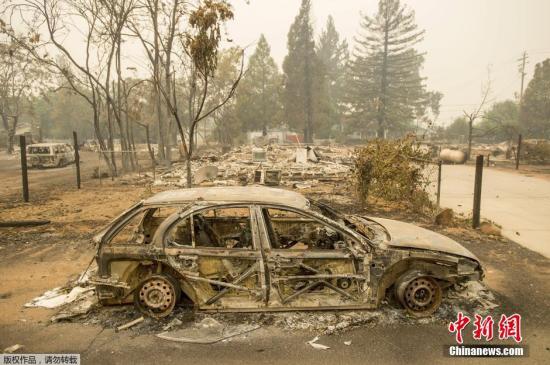 当地时间2015年9月13日，美国加州圣安德烈亚斯，当地发生山火，汽车被烧成空壳，街道一片狼藉。