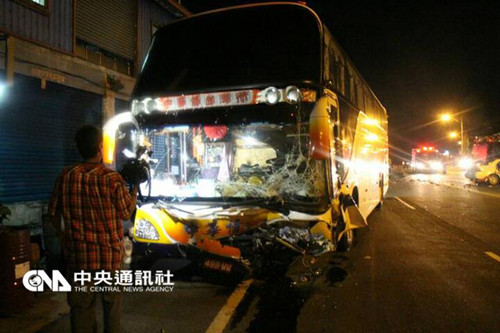 一辆陆客团游览车16日晚间和自小客车相撞。台湾“中央社”