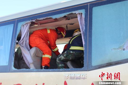 内蒙古额济纳旗一大巴车与拉煤车相撞 致6死31伤