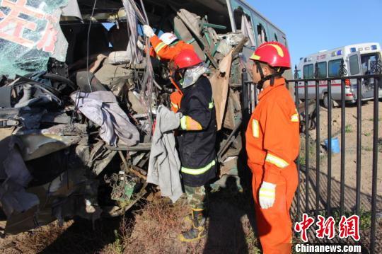 内蒙古额济纳旗一大巴车与拉煤车相撞 致6死31伤