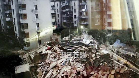 居民楼塌成一堆废墟