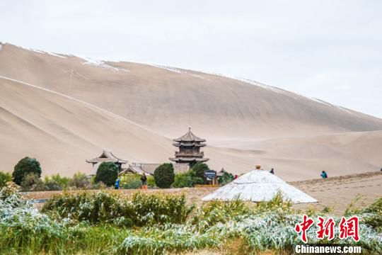 被白雪點綴的鳴沙山月牙泉景區(qū)