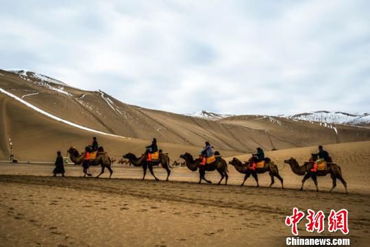 被白雪點綴的鳴沙山月牙泉景區(qū)