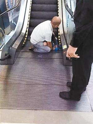 男童在乘下行扶梯时脚趾头不慎进入夹缝被夹伤。
