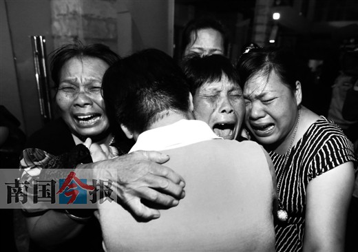 走出火车站，巫秀珍（中）跟堂妹、女儿、二妹抱头痛哭，把30年的思念都哭出来。