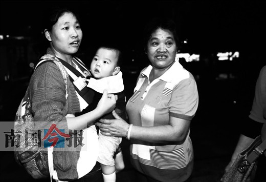 小女儿阿青带着9个月大的孩子，从杭州赶回柳州看望母亲。当年母亲被拐时，阿青只有10个月大。