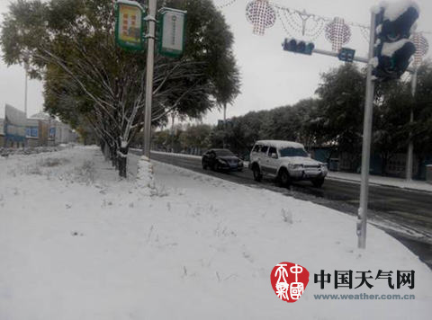 30日，甘肃肃北县道路积雪严重，车辆行驶缓慢。（张锦凤 摄）