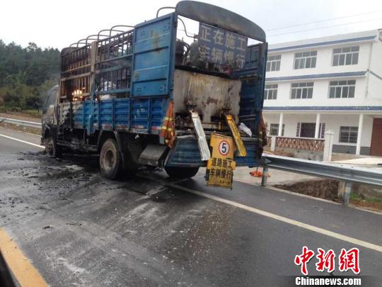 發(fā)生自燃的工程貨車　張菊　攝