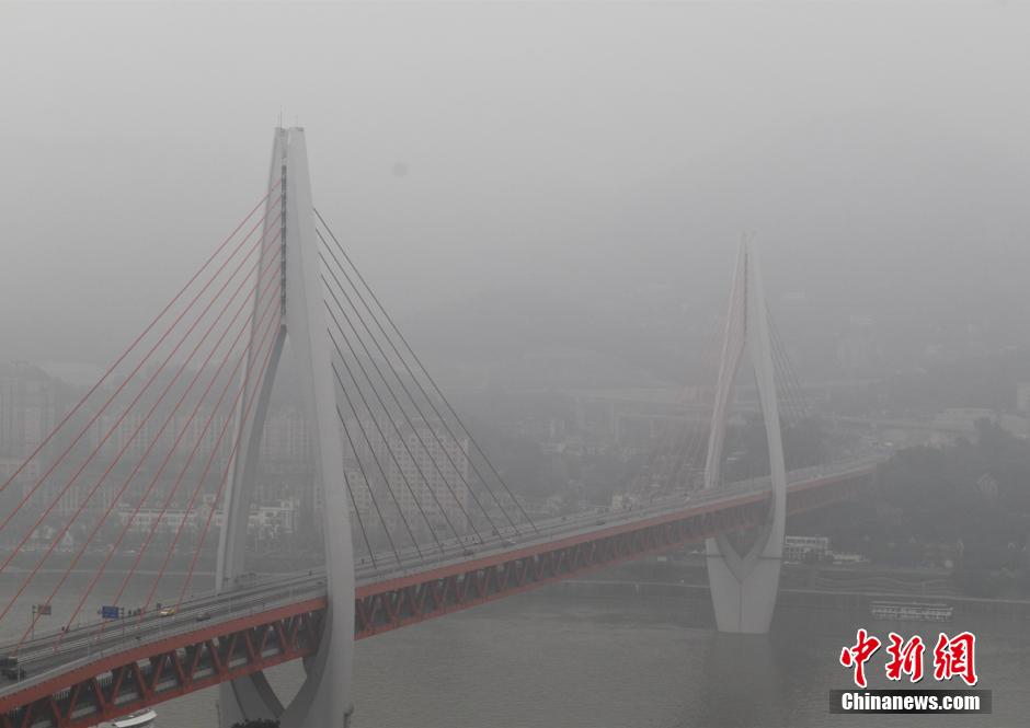 图为大雾笼罩中的千厮门大桥。周毅 摄
