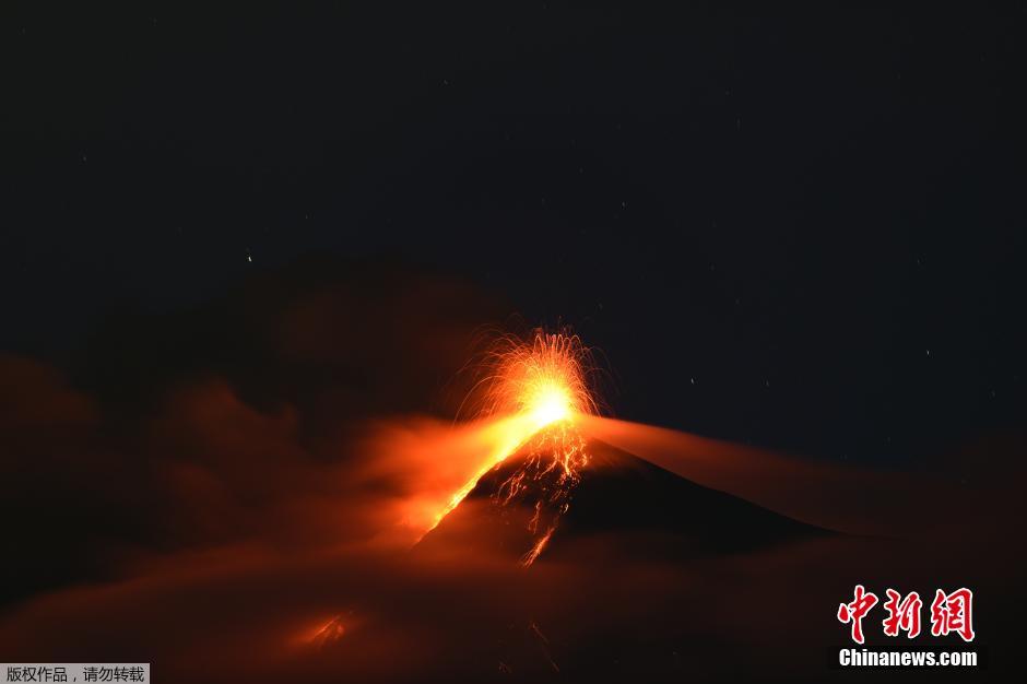 危地马拉火山喷发 火光照亮夜空