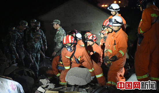 丽水山体滑坡:倒塌的房子下传出敲击声 官兵救出被困者